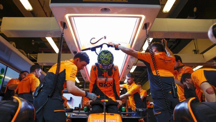 McLaren porazil Ferrari a získal důležitou první řadu pro Velkou cenu Abú Zabí