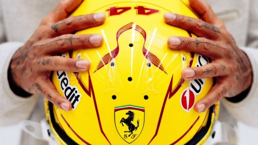 Premier regard sur Lewis Hamilton en rouge et son casque Ferrari