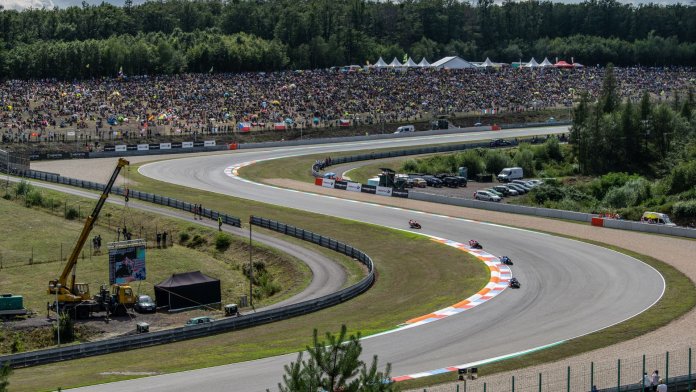Vive la emoción de MotoGP Brno 2025 con el alojamiento GProoms!