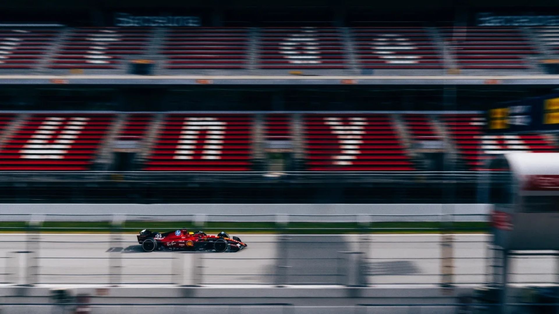 Charles Leclerc se queda fuera de los entrenamientos tras el accidente de Lewis Hamilton en Barcelona