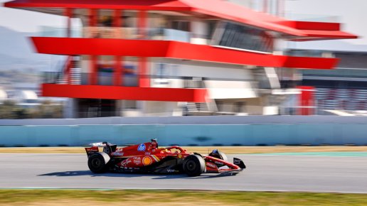 McLaren a Ferrari testovaly pro Pirelli v Barceloně pneumatiky pro rok 2026