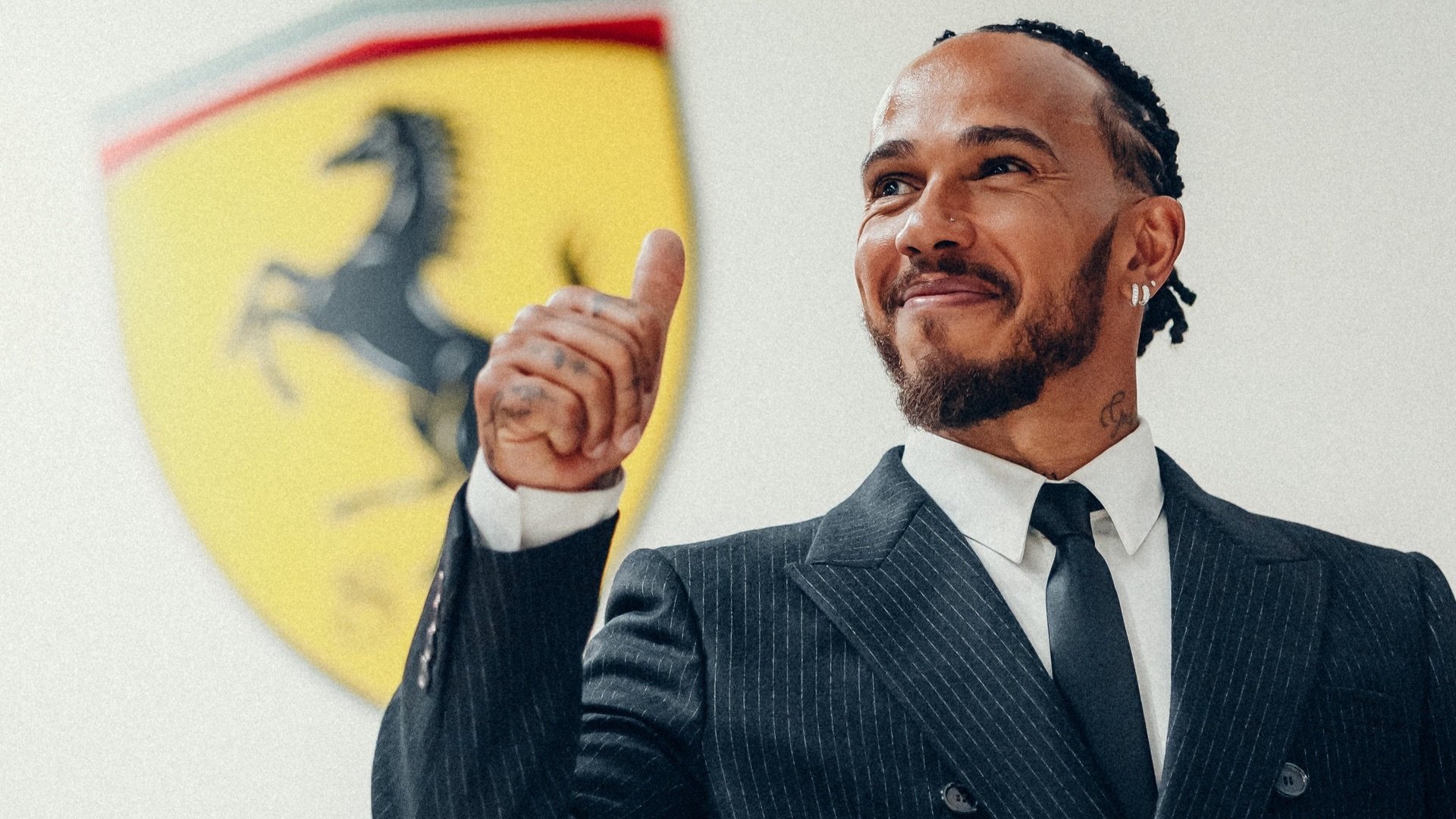 Lewis Hamilton voelt zich 'emotioneel' na debuut met Ferrari's 2025-auto