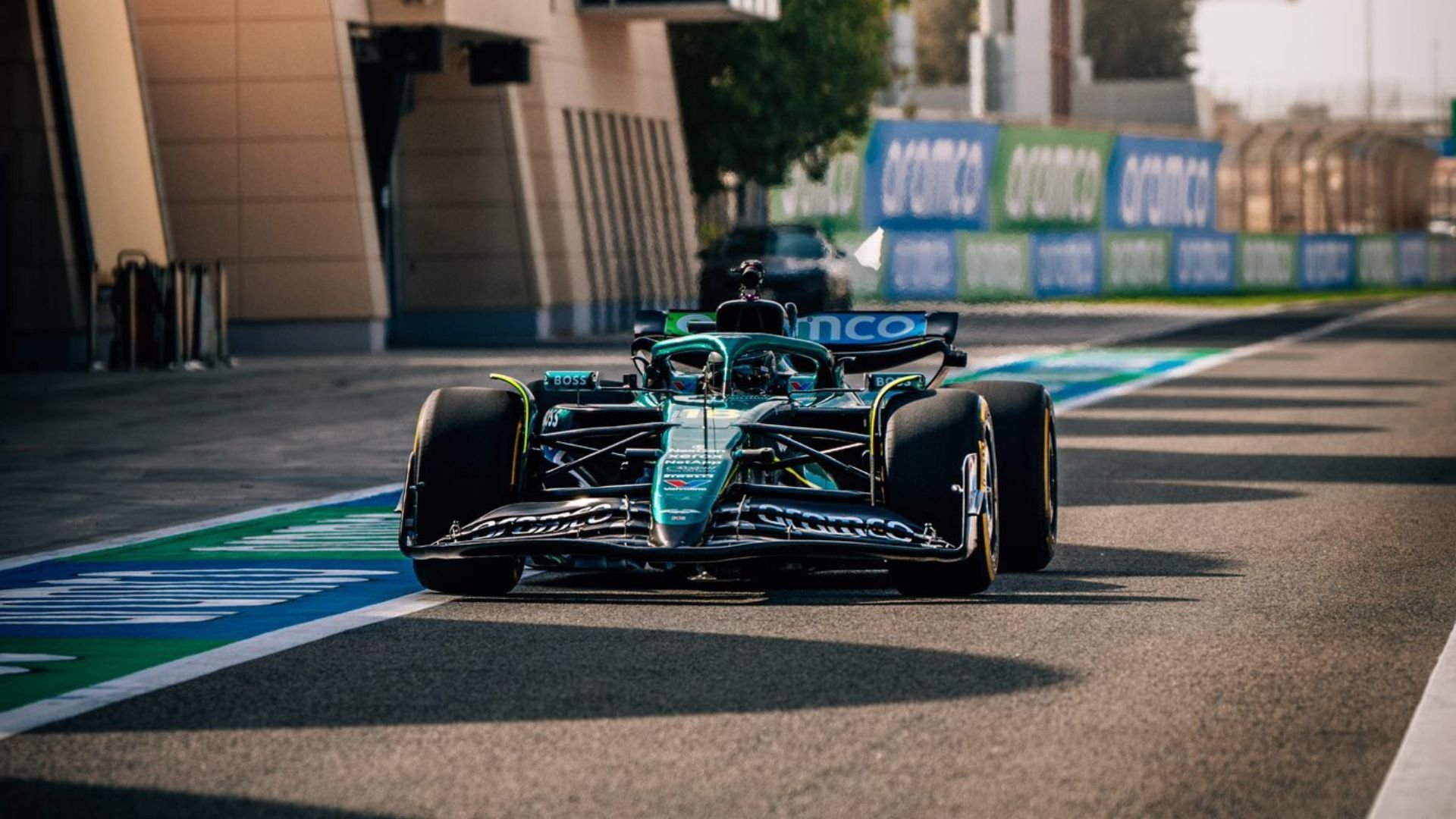 Aston Martin's 2025 auto maakt zijn debuut op het circuit tijdens een shakedown in Bahrein