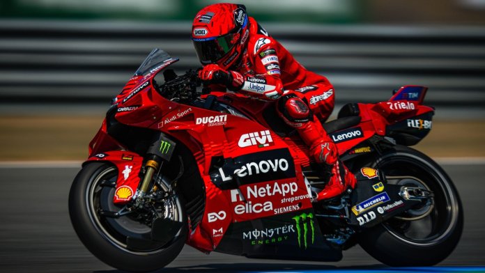 Marc Marquez wygrywa GP Tajlandii w swoim pierwszym wyścigu z fabrycznym Ducati