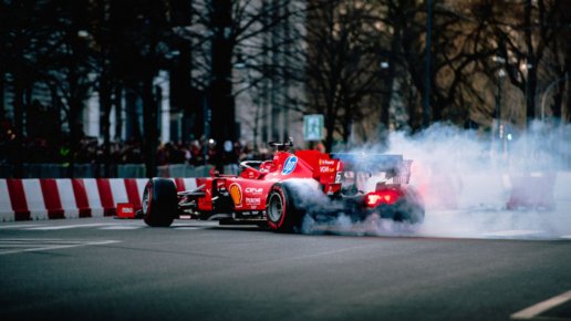 Lewis Hamilton i Charles Leclerc oszałamiają fanów Ferrari w Mediolanie przed nowym sezonem