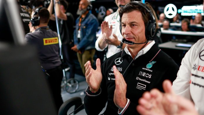 Toto Wolff zegt dat de grootste uitdaging in 2025 is om de focus te verleggen naar 2026.
