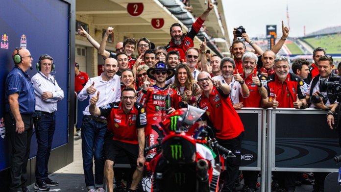 Francesco Bagnaia odzyskuje formę, a Marc Marquez popełnia kosztowny błąd.