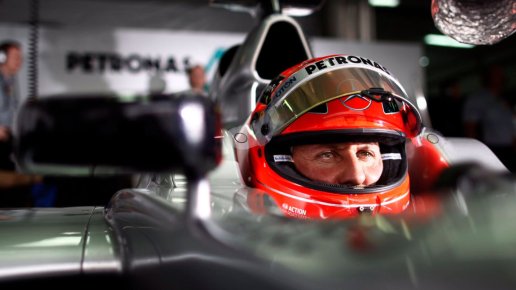 Michael Schumacher firma il casco per l'asta di beneficenza di Jackie Stewart