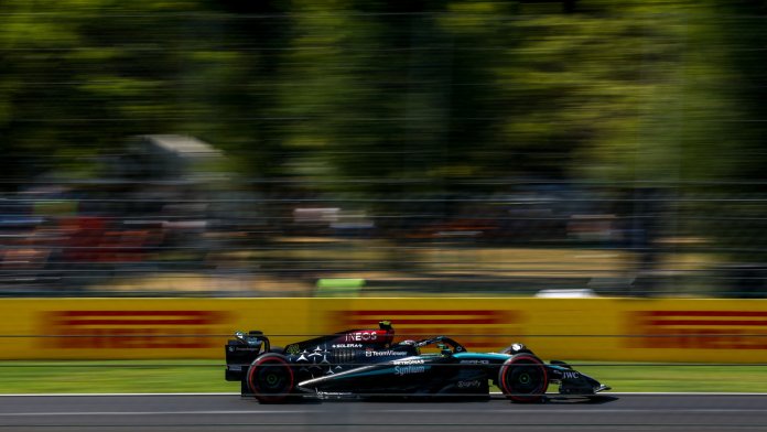 Jezdci Mercedesu versus "směšně pražící" sedadlo během pátečních volných tréninků v Monze