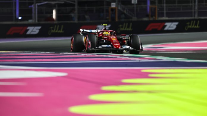 Jak Lewis Hamilton pomohl Ferrari porazit Landa Norrise a dostat se na stupně vítězů v Džiddě