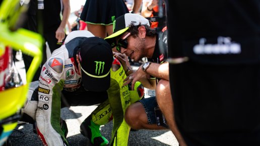 Valentino Rossi erzählte, dass er die MotoGP nur von der Seitenlinie aus verfolgt: "Ich leide wirklich emotional"