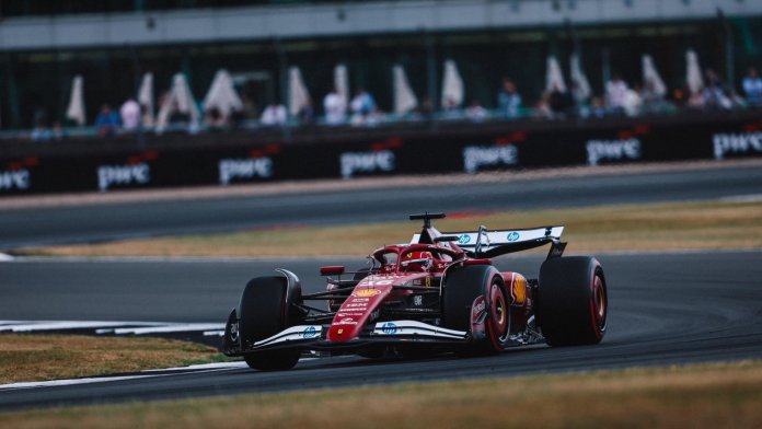 Charles Leclerc mène la course lors de la dernière séance d'essais du GP de Grande-Bretagne