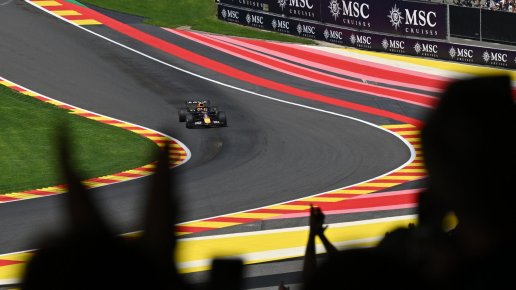 Max Verstappen tiene a bada entrambe le McLaren per vincere la gara sprint del GP del Belgio