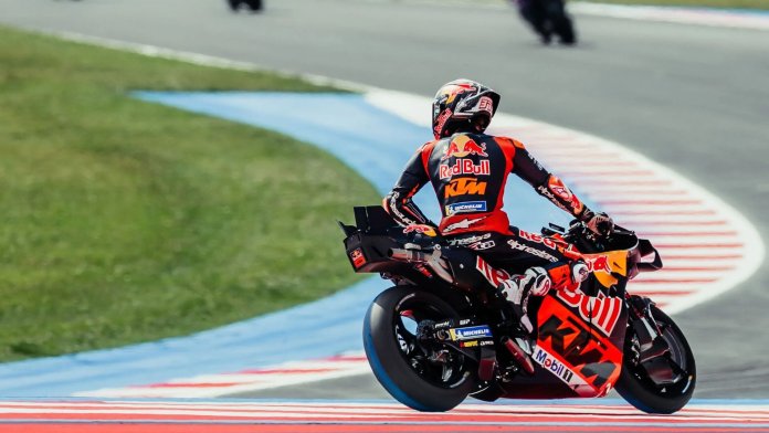 Binder y Acosta culpan a los bordillos de Misano de los raros fallos de cadena de KTM