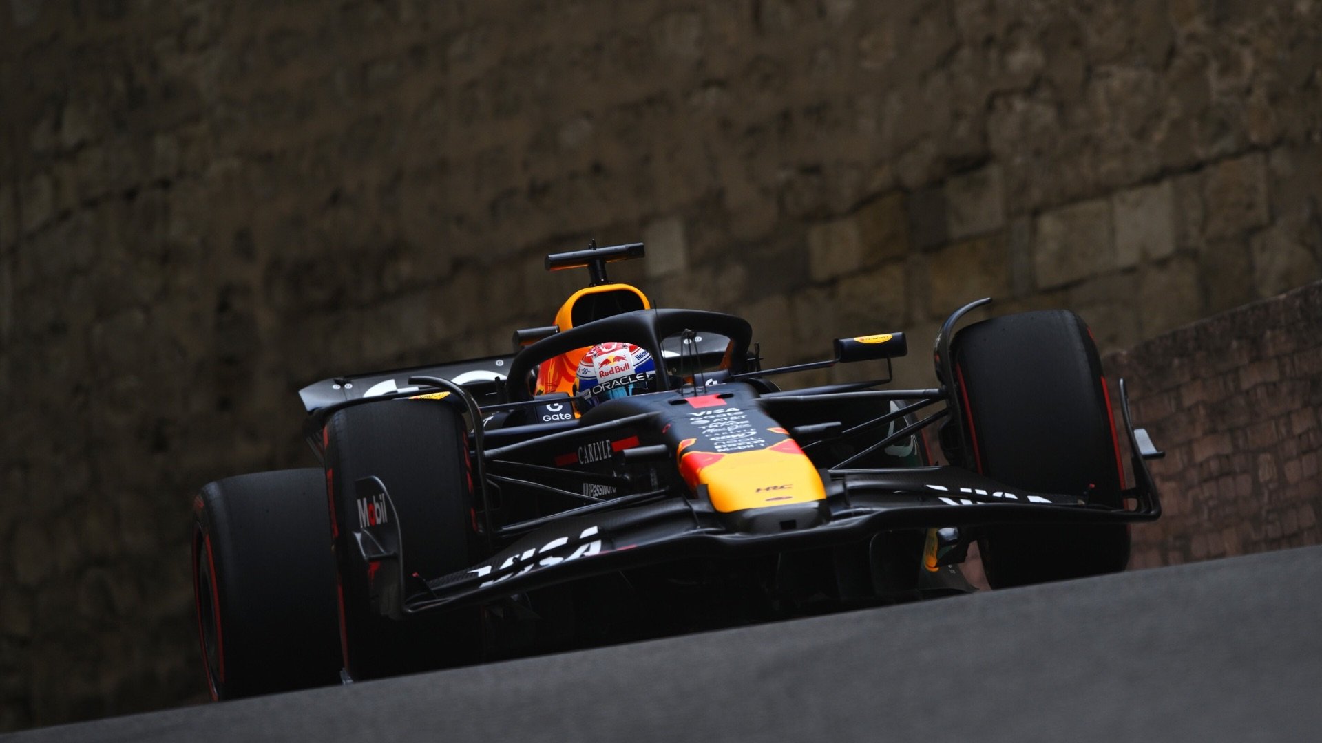 Max Verstappen získal pole position po kvalifikaci v Baku, kterou šestkrát zastavila červená vlajka