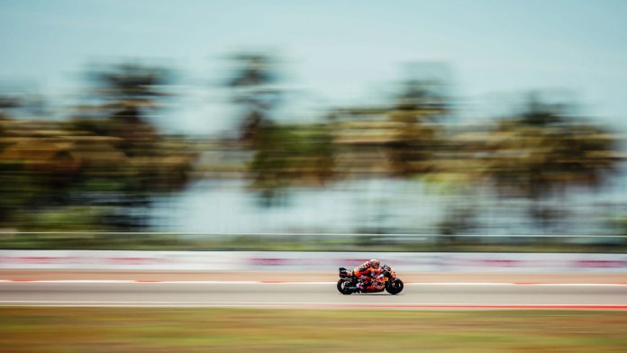 Marco Bezzecchi lidera unos entrenamientos llenos de incidentes en el GP de Indonesia