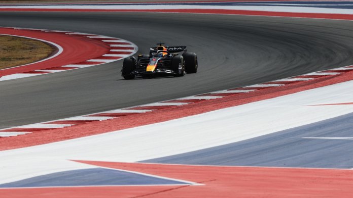 Max Verstappen vyhrál sprint v Austinu, oba McLareny bouraly