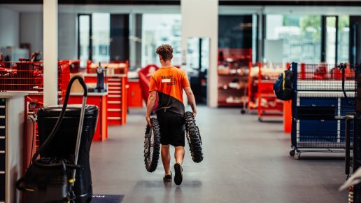 Společnost Bajaj Auto oznámila výrazné snížení počtu pracovních míst ve společnosti KTM s cílem zvýšit efektivitu