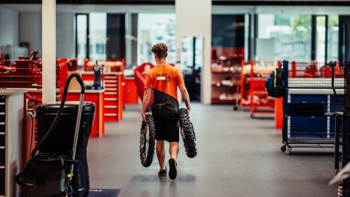 Bajaj Auto kündigt umfangreichen Stellenabbau bei KTM an, um die Effizienz zu steigern