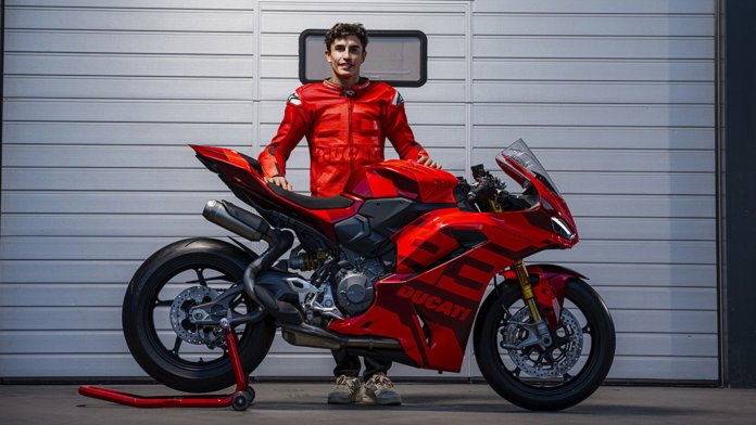 Ducati uvádí na trh speciální edice Panigale V2 inspirované Bagnaiem a Márquezem