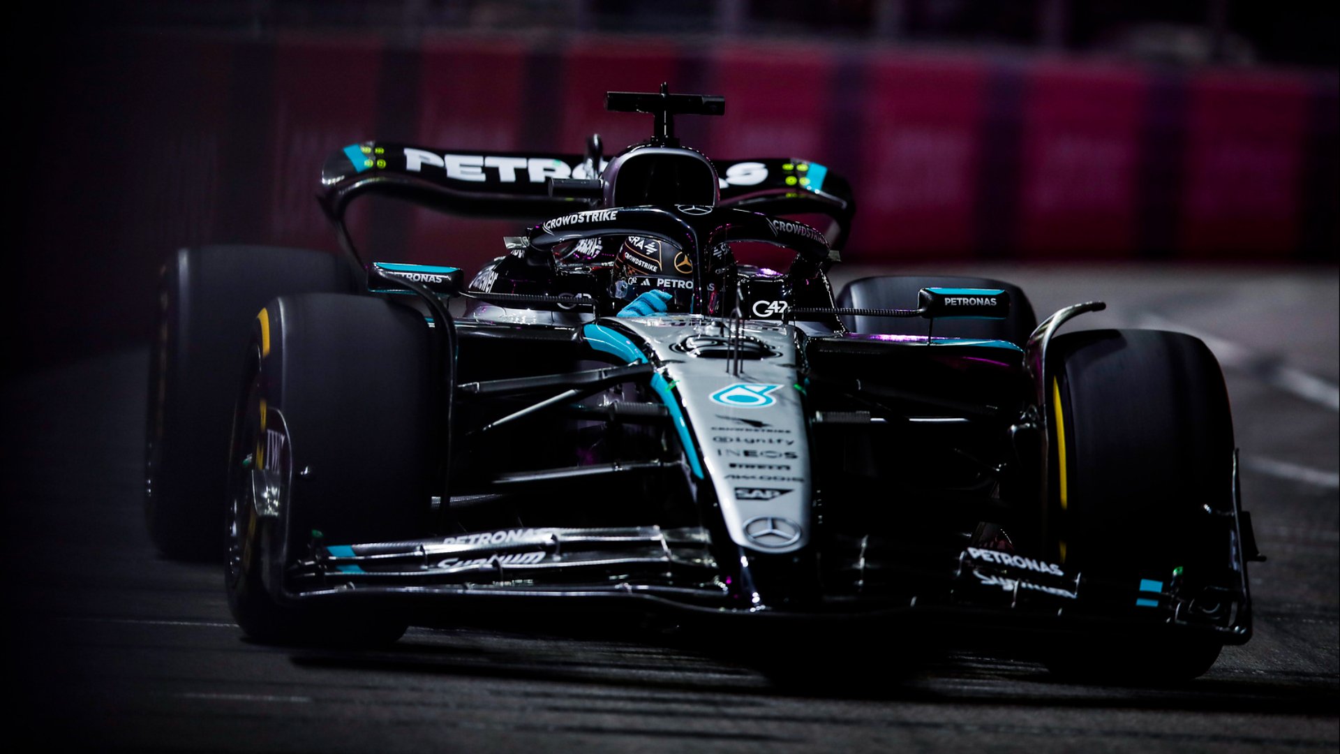 George Russell prowadzi w chaotycznym FP3 w Las Vegas