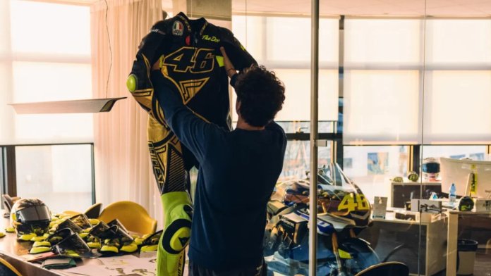 Le casque et la combinaison de Valentino Rossi vendus aux enchères pour soutenir l'UNICEF