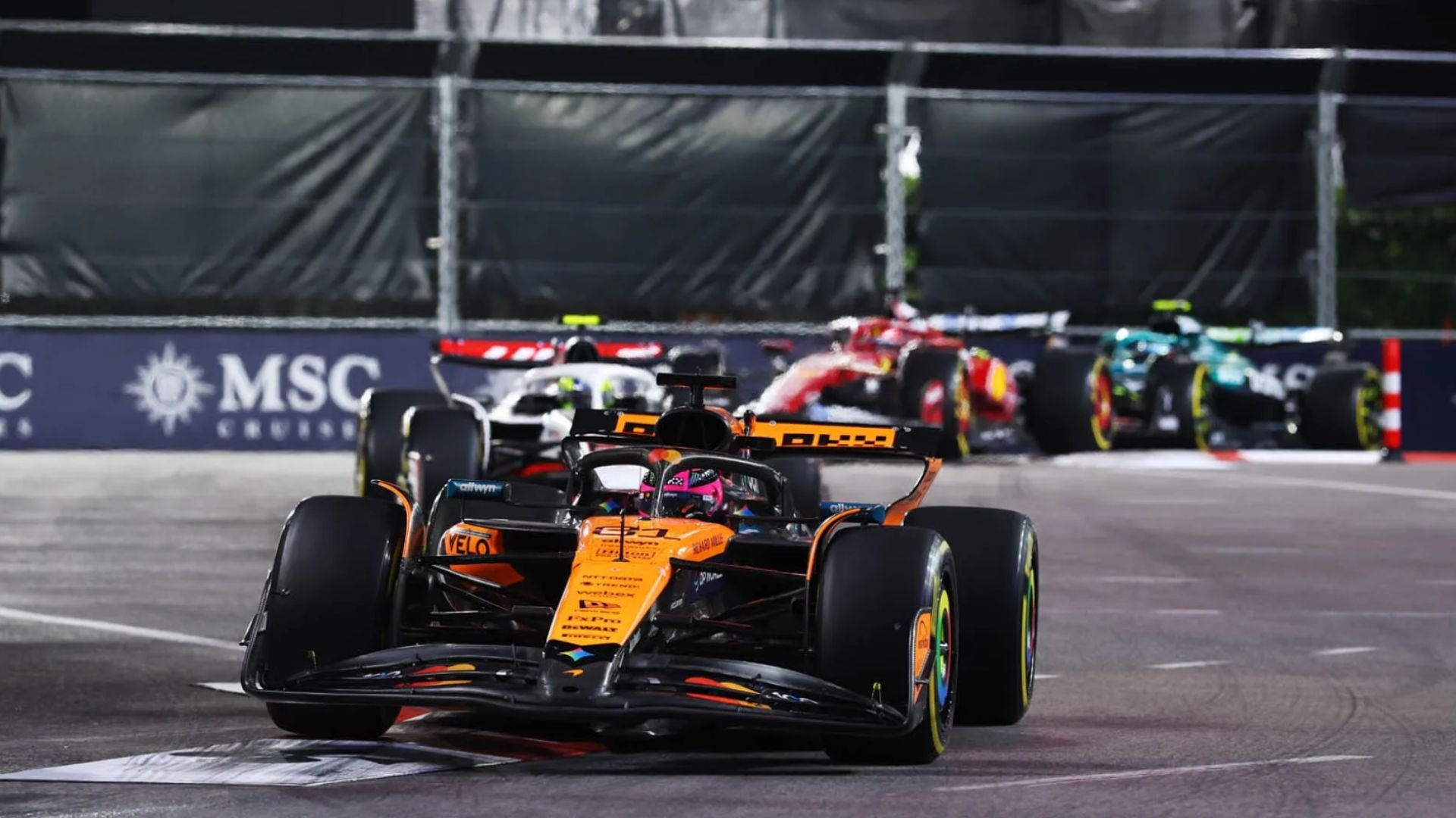 Lewis Hamilton i Oscar Piastri opuszczą FP1 w Abu Zabi, a Ferrari i McLaren potwierdzają zastępstwa