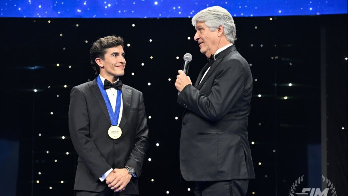 Marc Márquez otrzymuje specjalne trofeum FIM po historycznym powrocie