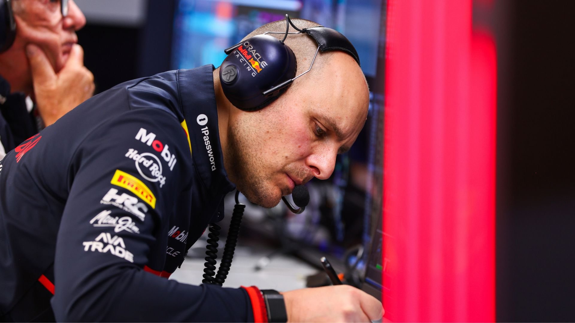 Williams se připojil k Aston Martinu ve snaze získat závodního inženýra Maxe Verstappena