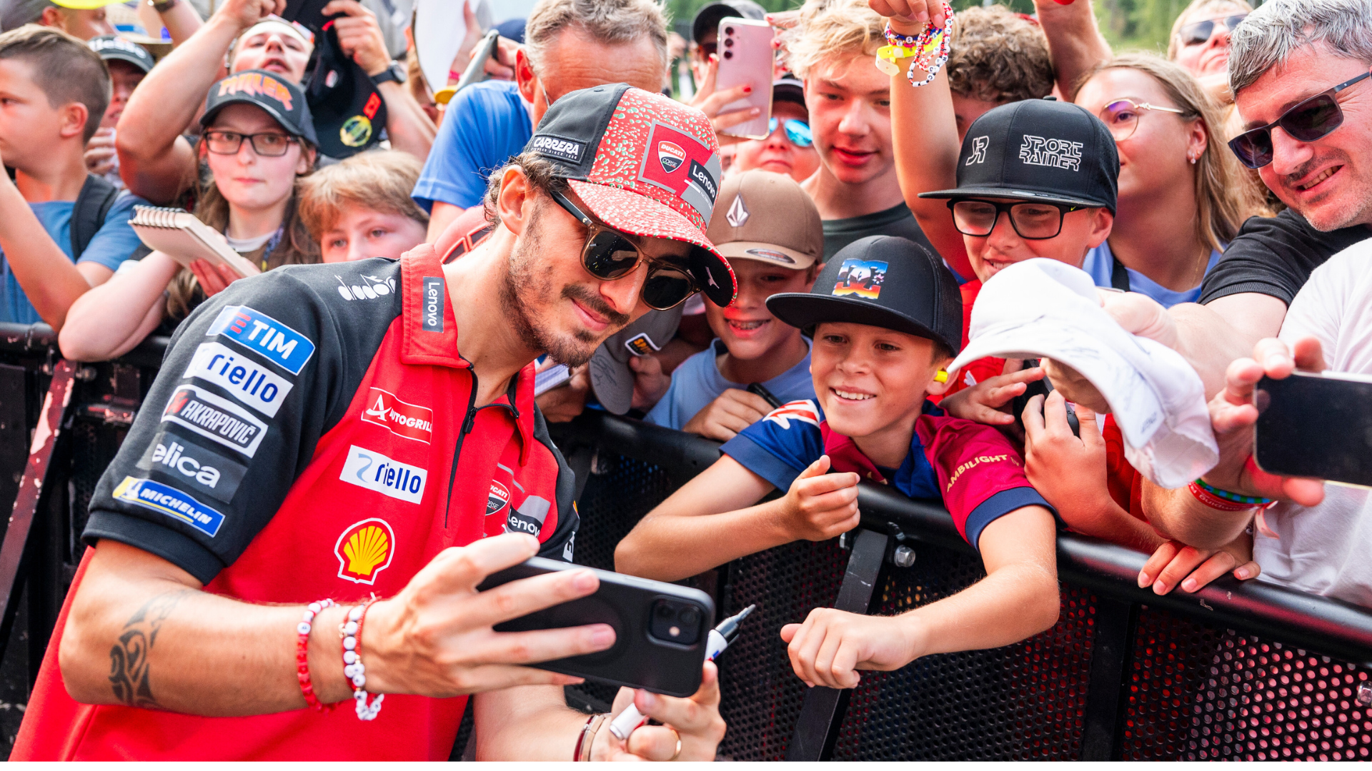 Honorowy kask Francesco Bagnaia w MotoGP Emilia Romagna GP