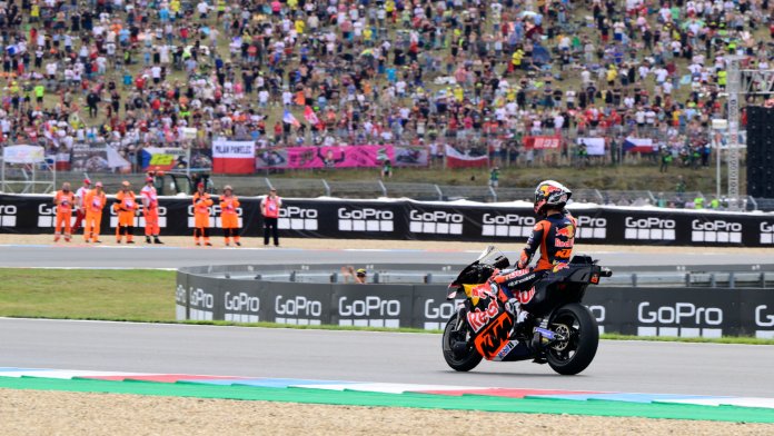 MotoGP mejora la seguridad de los comisarios con un cambio en la normativa de 2026