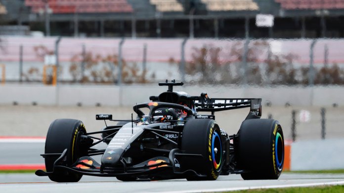 Testy w Barcelonie dzień 3: Mercedes podobno najszybszy, McLaren po raz pierwszy na torze