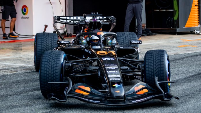 Barcelonský shakedown, den 4: Aston Martin konečně jezdí, Mercedes opět udává tempo