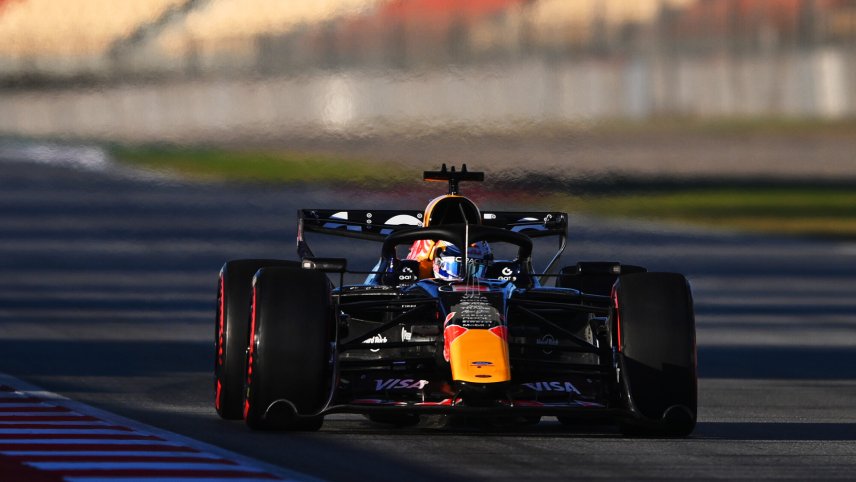 5. den shakedownu v Barceloně: Hamilton nejrychlejší, Alonso absolvoval první pořádnou jízdu s AMR26