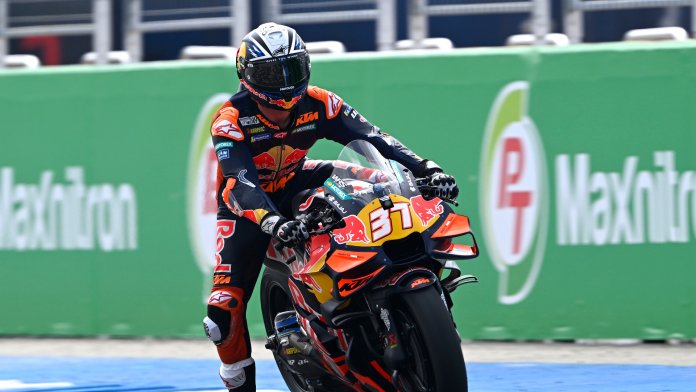 Pedro Acosta ha vinto la drammatica gara sprint in Thailandia