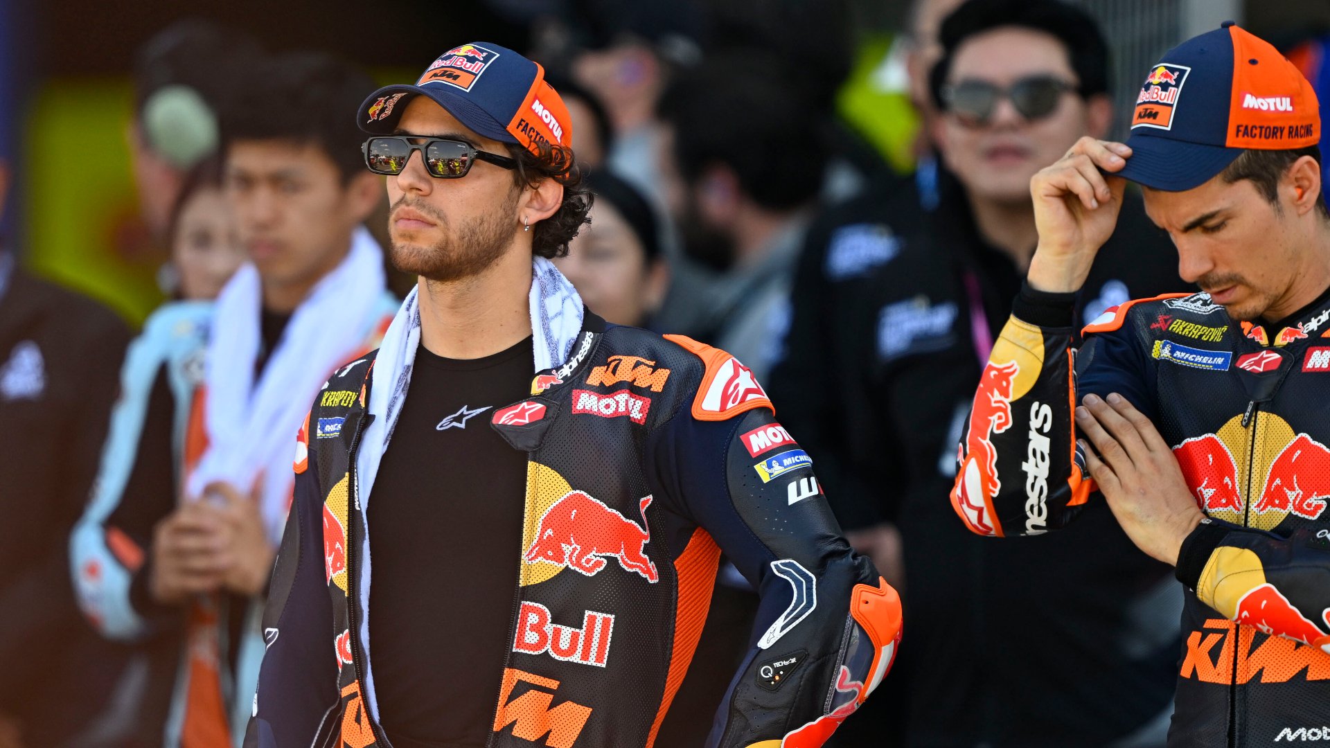 Bezpečnostní pravidla pro přilby působí na začátku sezóny 2026 drama