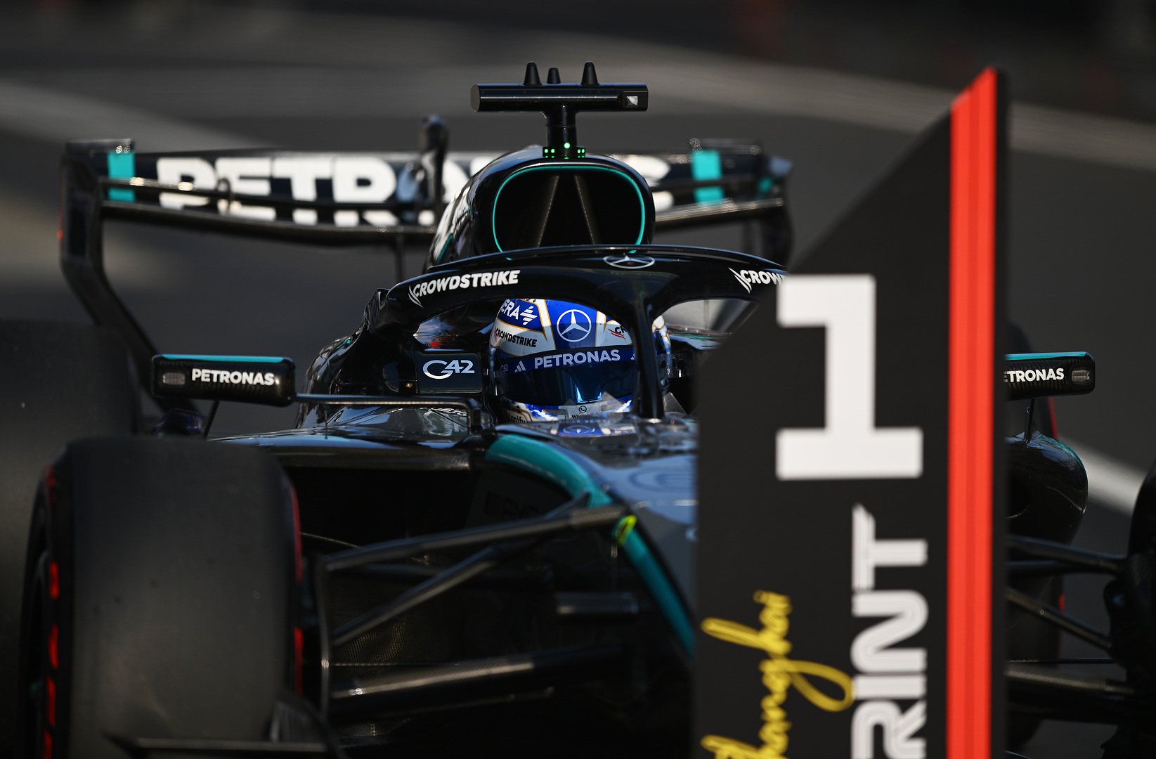 Mercedes ustawił się w pierwszym rzędzie, a Russell zapewnił sobie pole position. Norris zajął trzecie miejsce w chińskich kwalifikacjach sprinterskich
