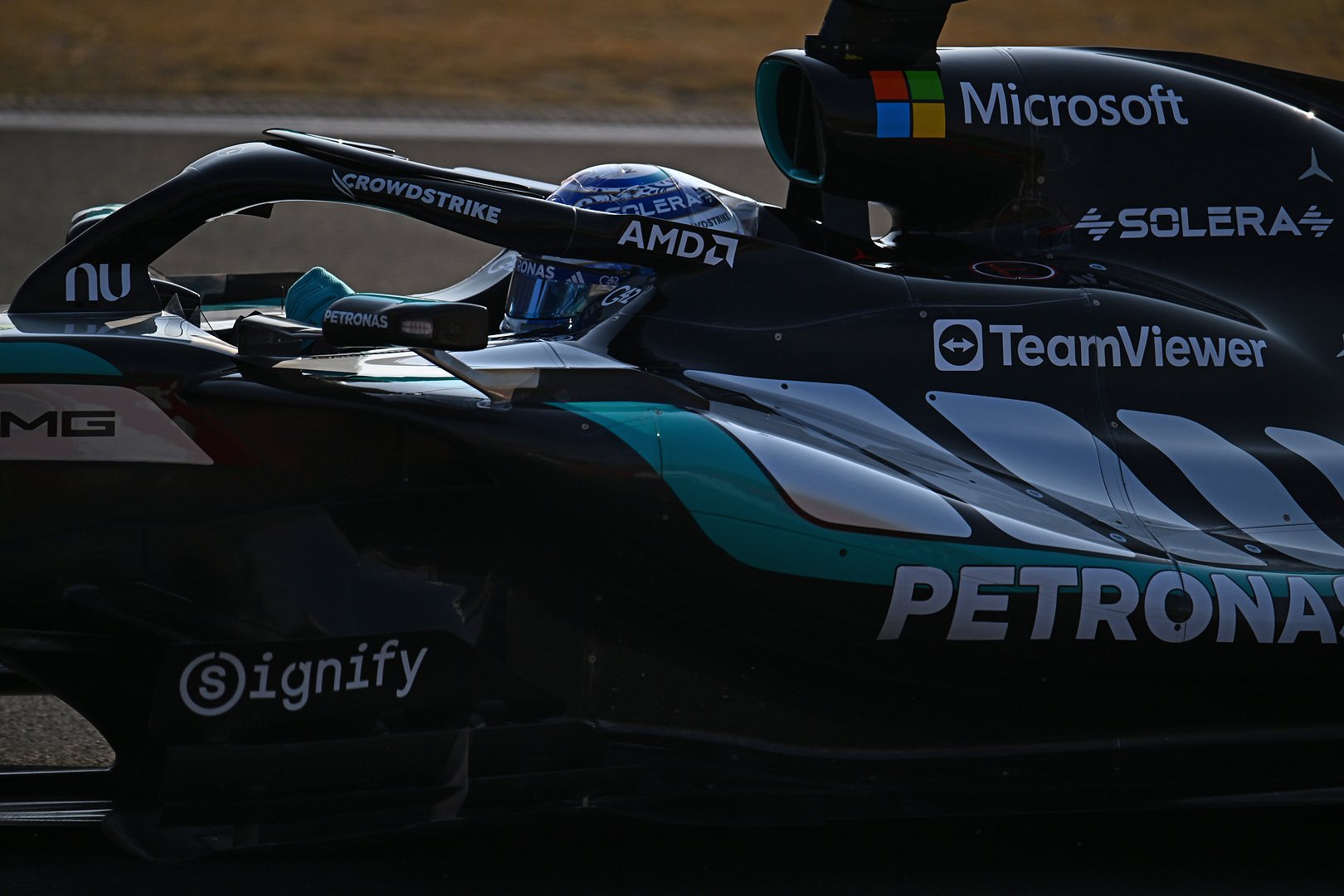 Russell gana al sprint en China por delante de los dos Ferrari