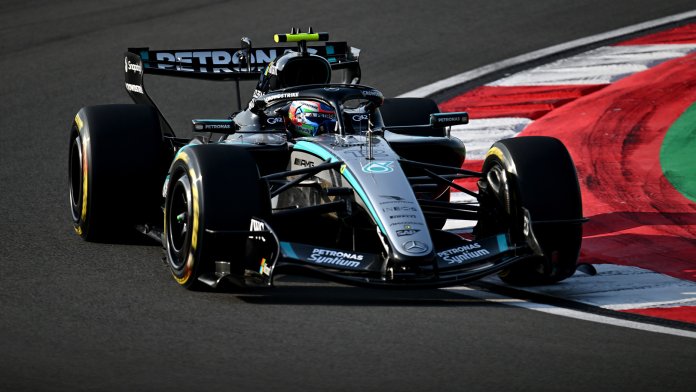 Antonelli wurde der jüngste Pole-Sitter, da Russell im chinesischen Qualifying mit technischen Problemen zu kämpfen hatte