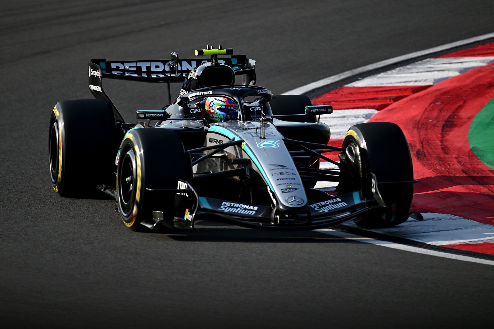Antonelli wurde der jüngste Pole-Sitter, da Russell im chinesischen Qualifying mit technischen Problemen zu kämpfen hatte