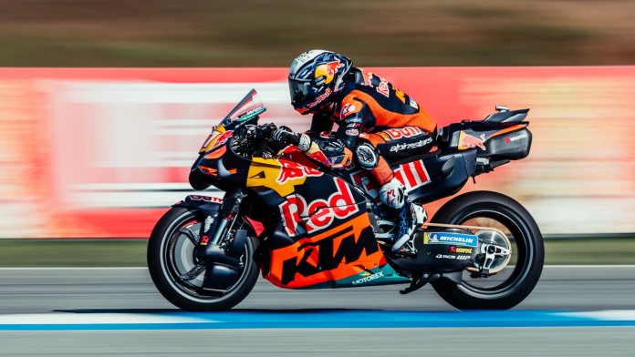 Pedro Acosta ha preso un vantaggio tardivo nelle FP1 in condizioni di bagnato in Brasile