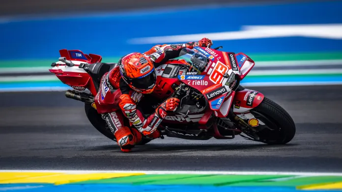 Marc Márquez pakte de sprintzege na een late inhaalactie