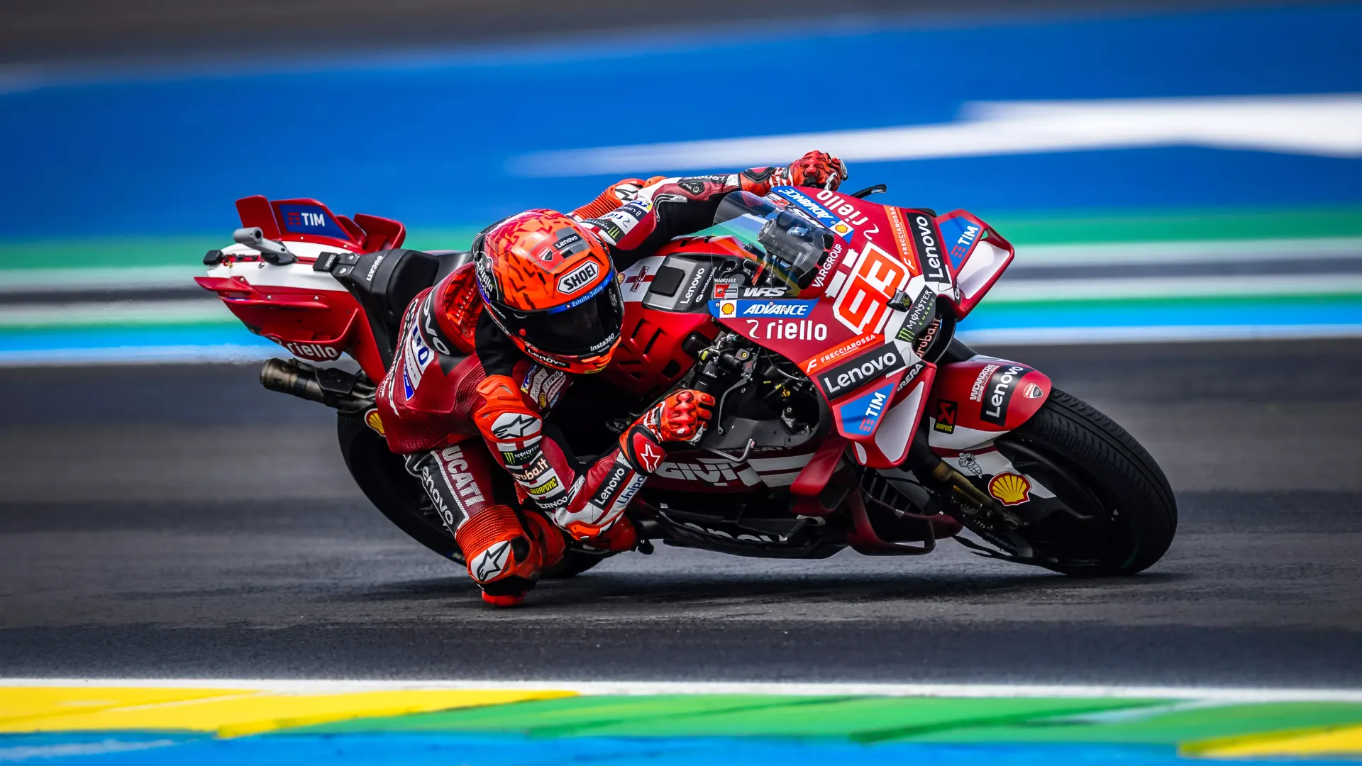 Marc Márquez se lleva la victoria al sprint tras un adelantamiento tardío