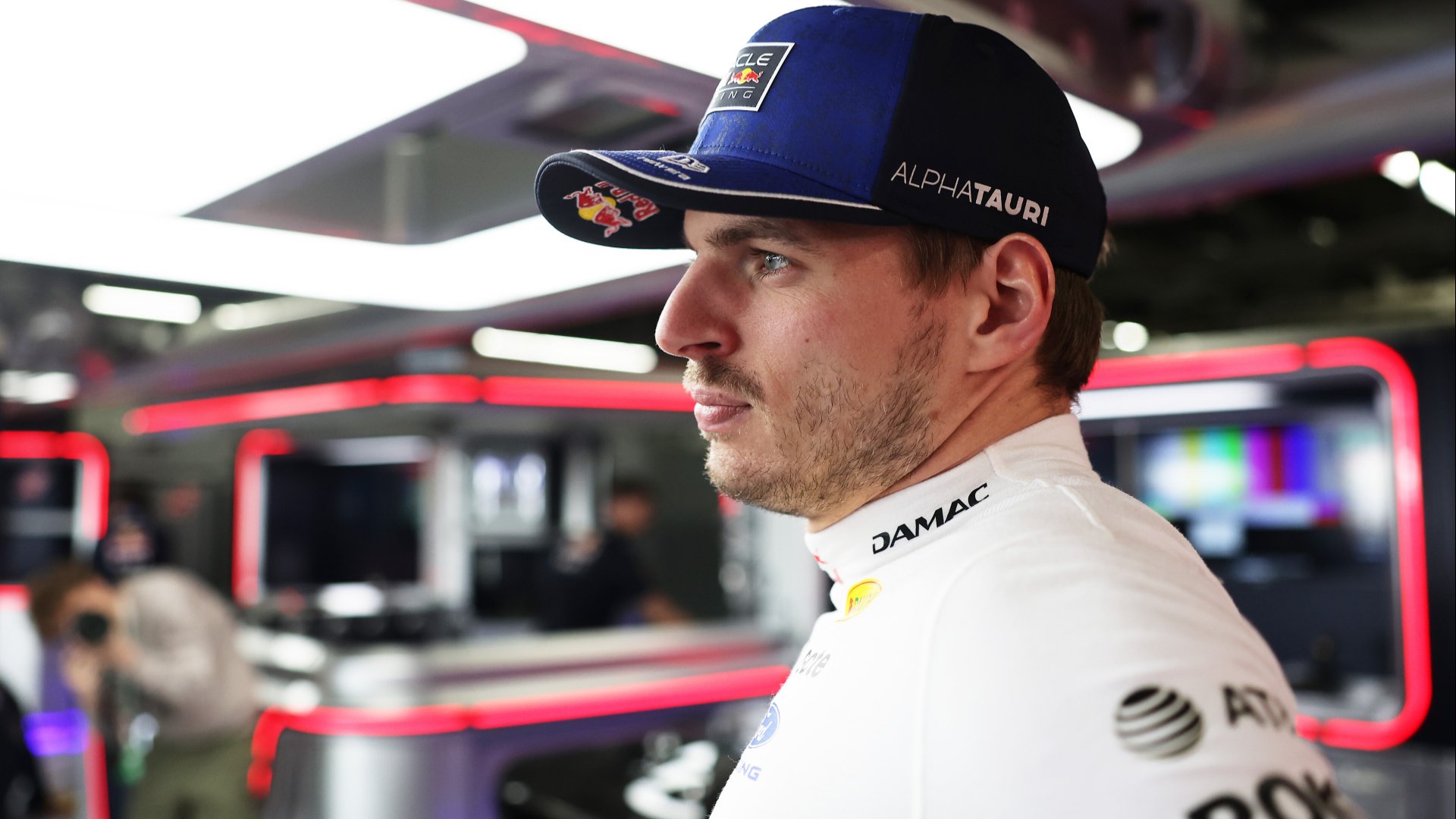 Verstappen ritarda la sessione media a Suzuka dopo uno scontro con un giornalista