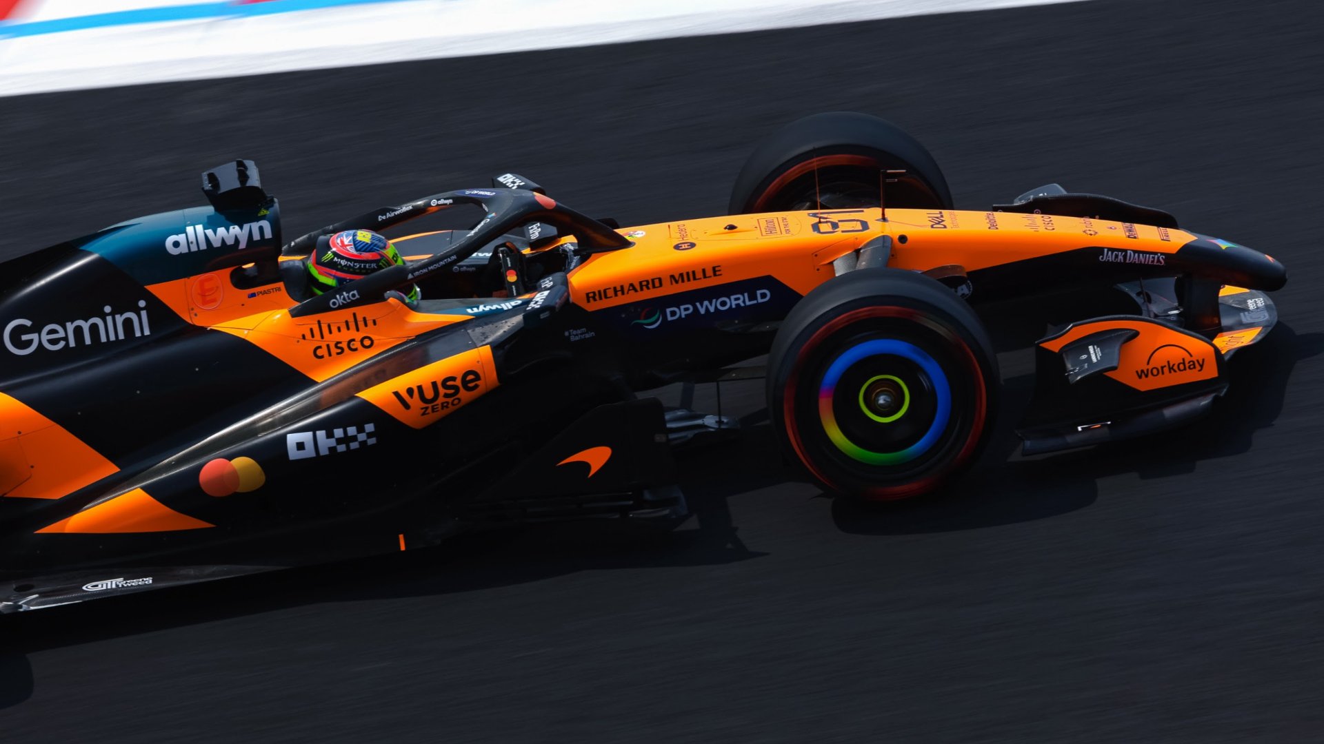 Les tests de pneus Pirelli amènent McLaren et Mercedes au Nürburgring