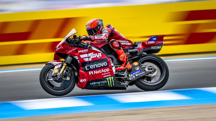 Marc Márquez vince il caotico sprint sotto la pioggia a Jerez