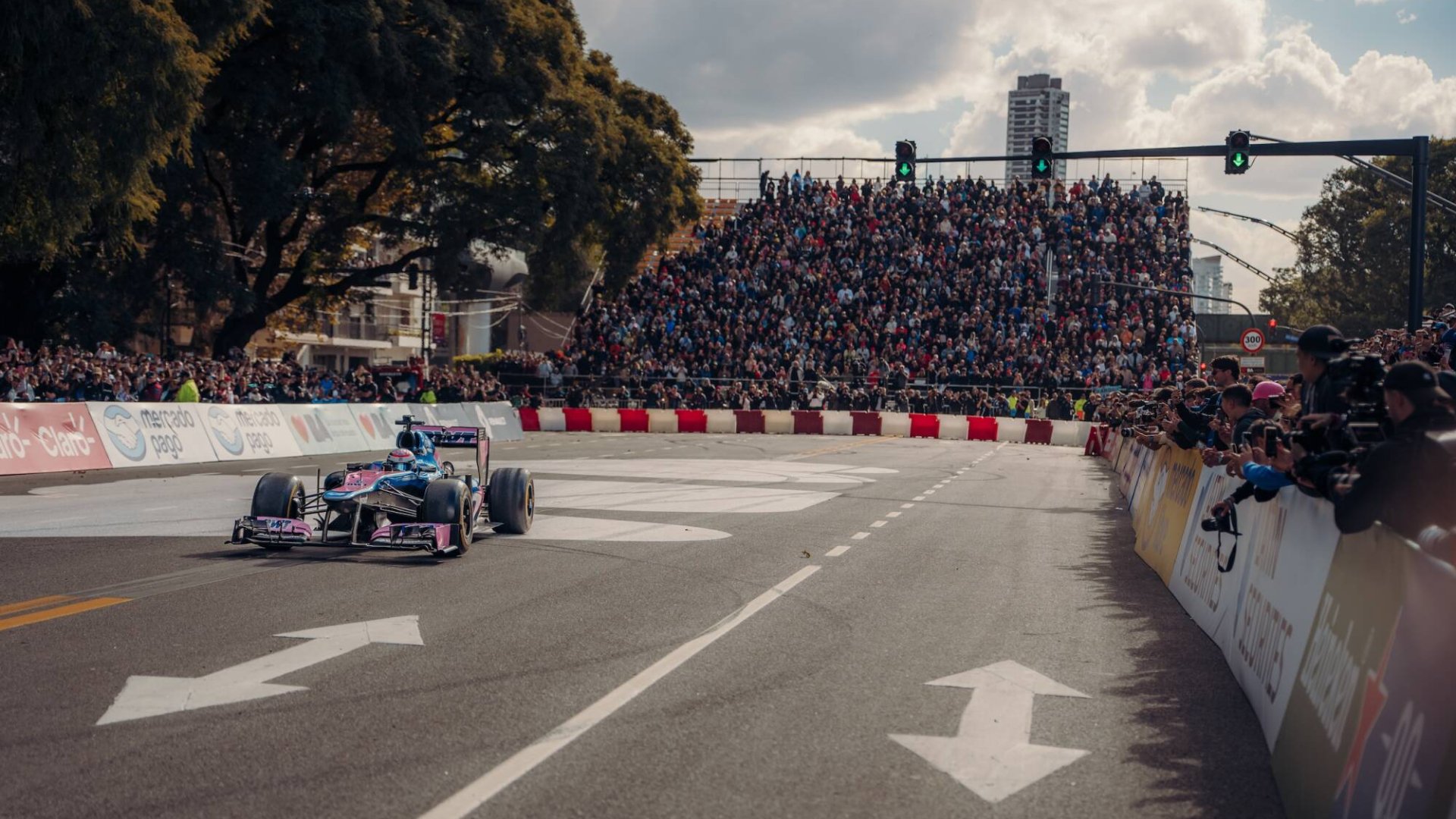 Galeria: Franco Colapinto wyprowadza bolid F1 na ulice Buenos Aires