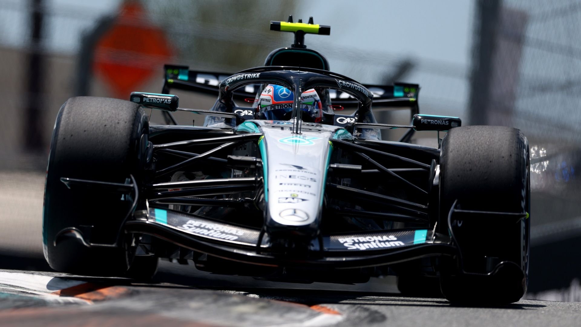 Kimi Antonelli stormt naar pole position in Miami