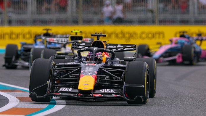 Verstappen odmítl Sainzovu kritiku za tvrdý souboj v úvodu GP Miami. Závodění ve středu pole označil za džungli
