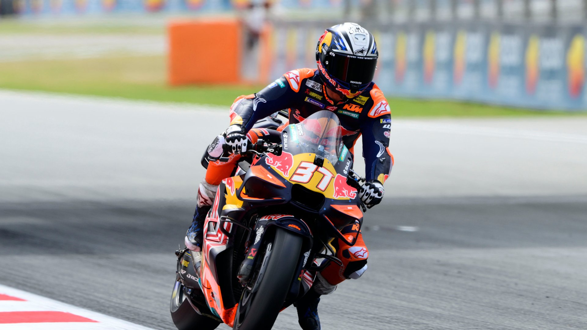 Pedro Acosta logra la pole en Barcelona